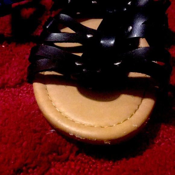 Size 9 FOREVER BLACK GLADIATOR SANDALS - Picture 8 of 8